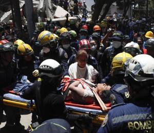 Integrantes del cuerpo de Bomberos de Cali rescatan a Diana Troncoso entre los escombros que dejó el terremoto de magnitud 7,4, este martes en Torres del Limonar, en Cali.