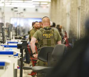 Agentes de CE comprueban las identificaciones en el control de seguridad de la TSA en el Aeropuerto Internacional Hartsfield-Jackson de Atlanta el 27 de marzo de 2026 en Atlanta, Georgia.