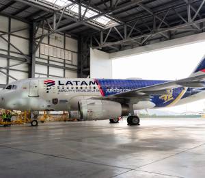 Foto del avión de Latam en un hangar del aeropuerto.