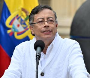 El presidente de Colombia, Gustavo Petro, habla tras emitir su voto durante las elecciones presidenciales celebradas en Bogotá el 31 de mayo de 2026.