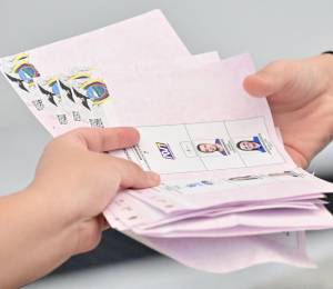 Funcionarios electorales cuentan los votos tras el cierre de un centro de votación durante la segunda vuelta de las elecciones presidenciales en Guayaquil, Ecuador, el 13 de abril de 2025.