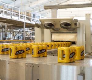 Latas de cerveza Pilsener en una línea de producción.