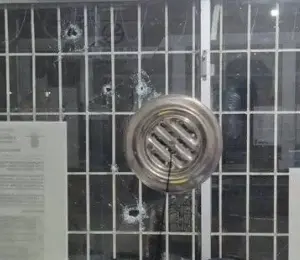 Fotografía que muestra impactos de balas en la fachada de la Capitanía del Puerto.