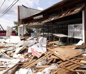 Edificio dañado por un terremoto en la ciudad de Hikawa, prefectura de Kumamoto (Japón).