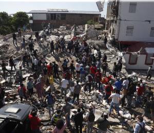 Personas observan los escombros de edificaciones colapsadas por el terremoto de magnitud 7,4 en Colombia.