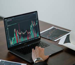 Un ordenador muestra el desempeño del mercado de valores.