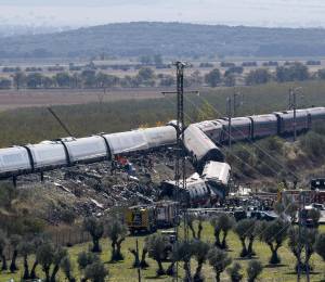 Servicios de emergencia y miembros de la Guardia Civil trabajan en el lugar del accidente de dos trenes.