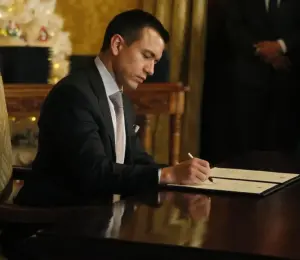 Fotografía de archivo que muestra al mandatario firmando un decreto en el Palacio de Carondelet.