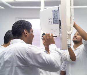 Un grupo de jóvenes capacitados en el programa LG Inverter Academy realizan trabajos en un aire acondicionado.