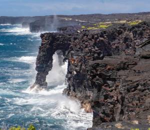 El icónico arco marino Hōlei, en el Parque Nacional de los Volcanes de Hawái.