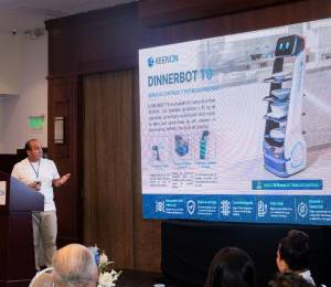 Presentación de uno de los modelos de robots que la empresa Kennon Ecuador comercializará en el mercado nacional.