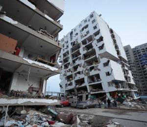 Los escombros de varios bloques de viviendas dañados por los terremotos en la localidad de Catia La Mar, en el estado costero de La Guaira (Venezuela).