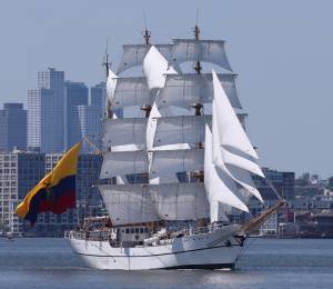 El Buque Escuela Guayas, desplegando la bandera ecuatoriana, es visto en el río Hudson cerca del puerto 97, durante el desfile de naves altas por el evento célebre is Sail4th 250.
