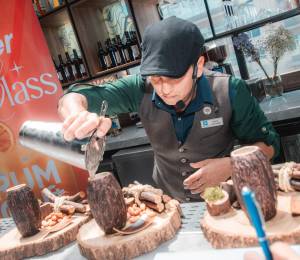 Un bartender sirve cocteles con productos locales.