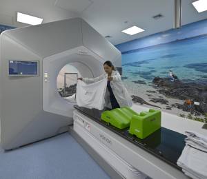 Colaboradora de SOLCA Núcleo de Quito prepara indumentaria para sesión de radioterapia.