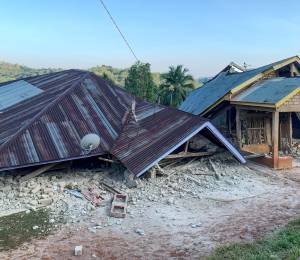 Se ven casas dañadas tras un terremoto de magnitud 7,7 en Ruteng, Manggarai, Nusa Tenggara Oriental, el 15 de agosto de 2026.