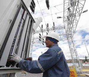 Un trabajador en una subestación eléctrica.