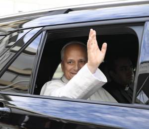León XIV recibió este sábado el alta hospitalaria y regresó al Vaticano.