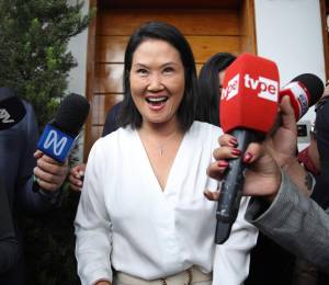 La candidata derechista Keiko Fujimori habla con periodistas este miércoles, en Lima.