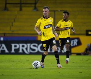 Damián Díaz disputando un partido de LigaPro con Barcelona SC.