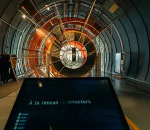 Vista de la exposición El Universo de las Partículas dentro del Centro CERN de Ciencia e Innovación en Ginebra, Suiza.
