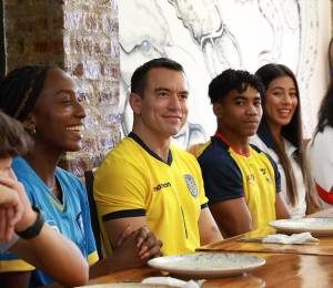 El viaje presidencial coincide con el partido que disputará la selección ecuatoriana frente a Costa de Marfil, en Estados Unidos.