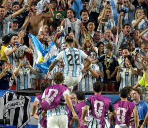 Lautaro Martínez, celebra tras marcar el tercer gol de su equipo durante el partido de cuartos de final del Mundial de fútbol de 2026 entre Argentina y Suiza.