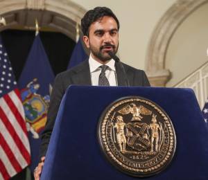 El alcalde de la ciudad de Nueva York, Zohran Mamdani, habla durante una conferencia de prensa junto a la fiscal general de Nueva York, Letitia James.