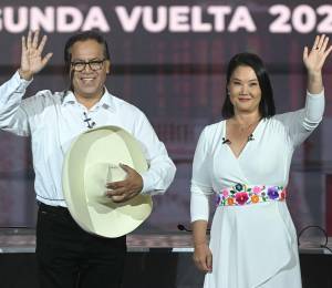 Los candidatos presidenciales de Perú, Keiko Fujimori, por el partido Fuerza Popular, y Roberto Sánchez, por el partido Juntos por el Perú, saludan durante un debate en Lima el 31 de mayo de 2026.