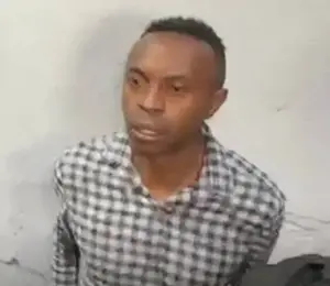 Captura de video que muestra al exfutbolista durante su detención, este martes 1 de septiembre.
