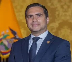 Kury llega a la Cancillería tras desempeñarse como ministro de Telecomunicaciones y de la Sociedad de la Información, cartera a la que fue designado por Noboa el 14 de mayo de 2025.
