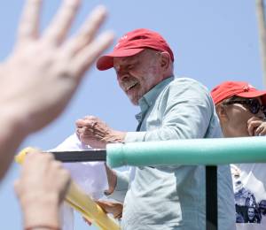 El presidente de Brasil y candidato presidencial Luiz Inácio Lula da Silva, del Partido de los Trabajadores (PT), asiste a un mitin en la playa de Copacabana, en Río de Janeiro, Brasil, el 24 de octubre de 2026.