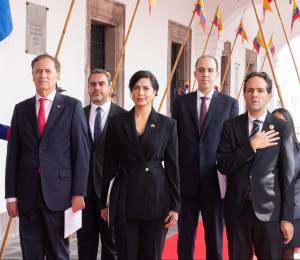 Fotografía tomada en el Palacio de Carondelet, en Quito, que muestra a los embajadores Ricardo Hernández, Amital Perry, Walid Adel Abdelaziz Elmeligy y Mazen Mahfouz (izquierda a derecha).