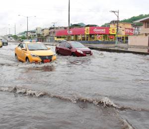 Varios sectores de Guayaquil quedaron anegados luego del fuerte aguacero que cayó sobre la ciudad el pasado lunes.