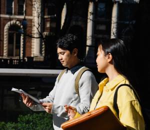 Fotografía referencial de estudiantes universitarios.