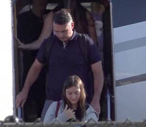 Captura de video que muestra al excandidato presidencial brasileño Flávio Bolsonaro llegando este miércoles al Aeropuerto Ejecutivo de Miami-Opa Locka en Miami (EE.UU.).