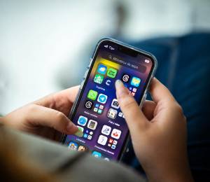 Una usuaria usa su teléfono con la nueva señal de Tigo Ecuador.