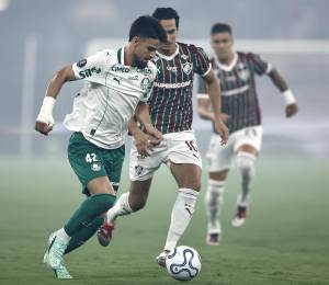 José López disputando el balón con Paulo Henrique Ganso.