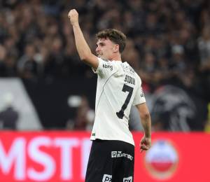 Breno Bidon celebrando el gol anotado en el partido de Copa Libertadores entre Corinthians y Rosario Central.
