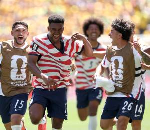 Alex Freeman celebra con sus compañeros tras marcar el segundo gol de su equipo durante el partido entre Estados Unidos y Australia.