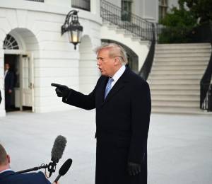 El presidente de Estados Unidos, Donald Trump, hablando con los medios de comunicación.
