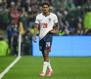 El defensa Jarell Quansah abandona el campo tras recibir una tarjeta roja durante el partido de octavos de final de la Copa Mundial de 2026 entre México e Inglaterra.