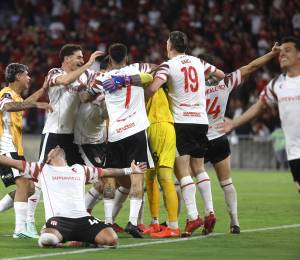 Jugadores de Estudiantes de la Plata celebrando la clasificación a la final de la Copa Libertadores 2026.