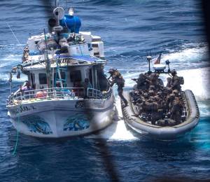 Grupo de marines abordando la embarcación 'Conquista 2' relacionada por las Fuerzas Armadas estadounidenses con operaciones del narcotráfico en el Pacífico ecuatoriano.