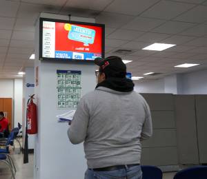 Una persona esperando su turno de atención en el SRI.