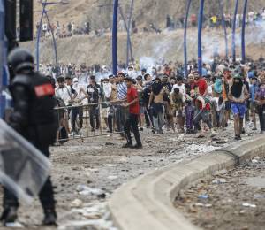 Las fuerzas de seguridad marroquíes se enfrentan a migrantes que intentan cruzar al enclave español de Ceuta, en el norte de África.
