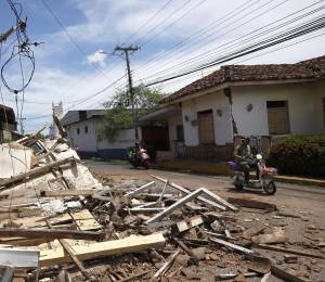 Fotografía que muestra este sábado daños en casas ocasionados por el terremoto de magnitud 7,7 ocurrido este viernes en La Villa de Los Santos.