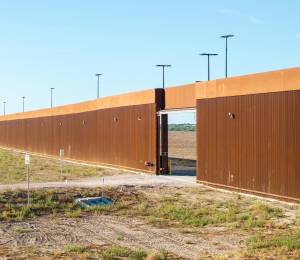 En una vista aérea, se observa un tramo de la valla fronteriza el 15 de octubre de 2025 en La Casita-Garciasville, Texas.