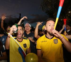 Hinchas ecuatorianos se tomaron las calles en Quito para festejar por el pase de la selección de Ecuador a la siguiente fase del Mundial 2026.