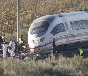 Varias personas trabajando en la cabecera del convoy del tren Ave de Renfe que colisionó con un tren Iryo ayer en Urda.